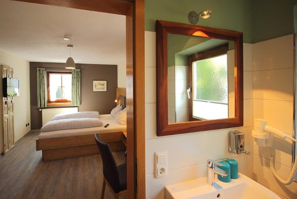 Gaestehaus Alpin - Inkl. Chiemgau-Karte แบร์เกน ภายนอก รูปภาพ